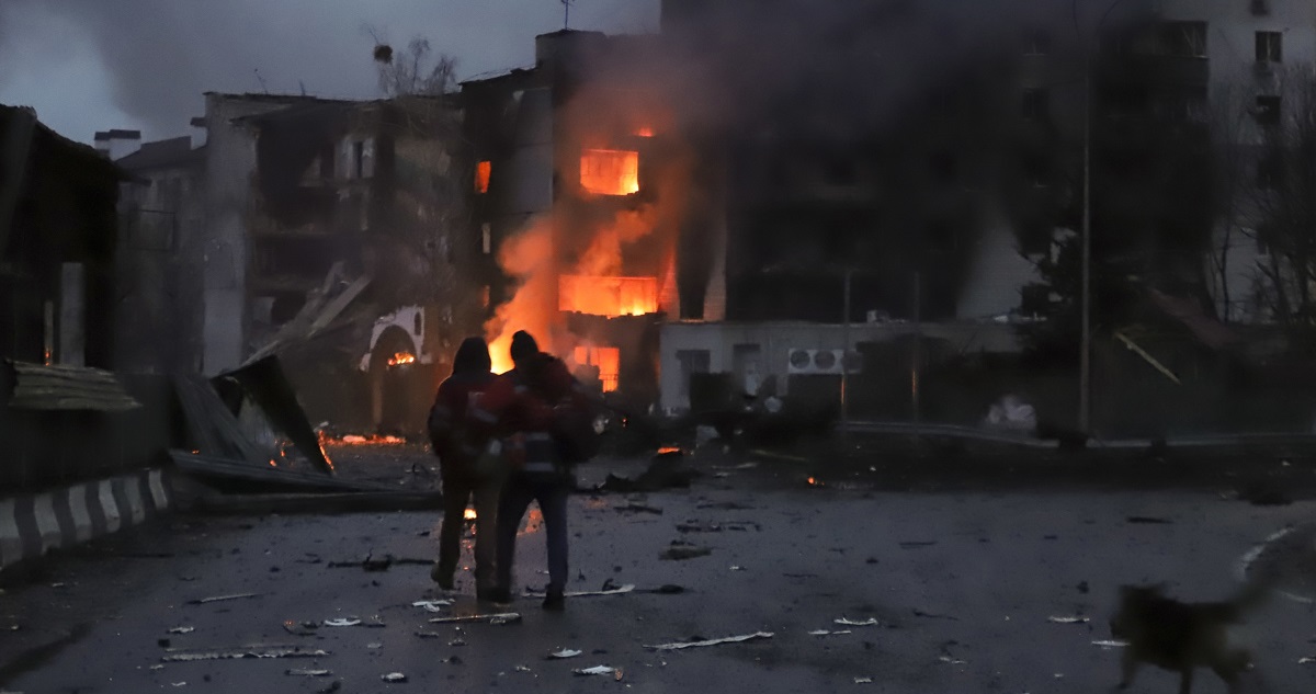Edificio en llamas tras ser bombardeado en Kiev.
