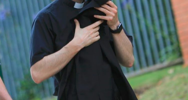 Foto contexto cura acusado de abuso sexual