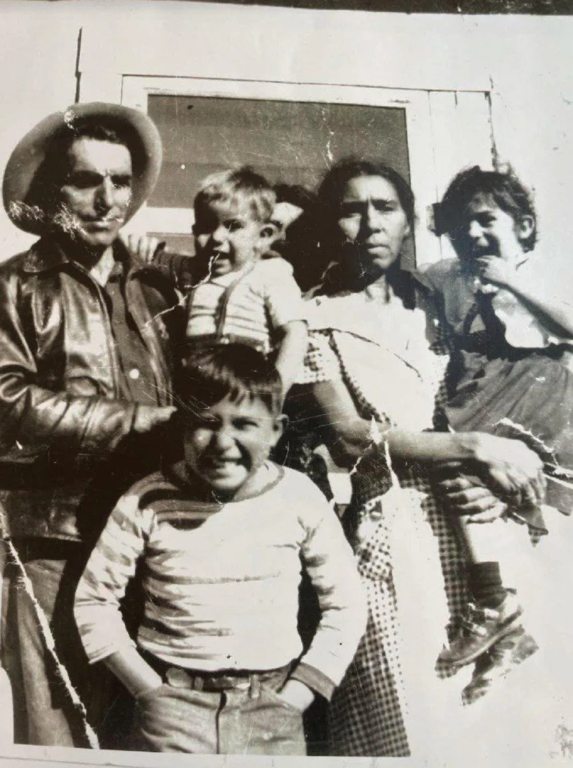 Demecio Peralta, Francesquita y algunos de sus hijos antes de la prueba Trinity