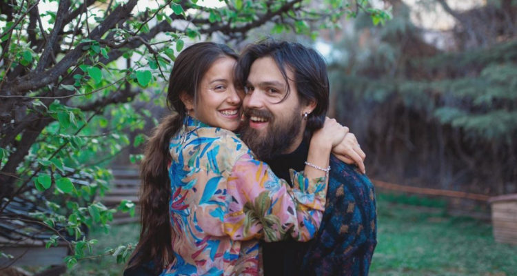 La cantante Denise Rosenthal y su esposo Camilo Zicavo abrazados.