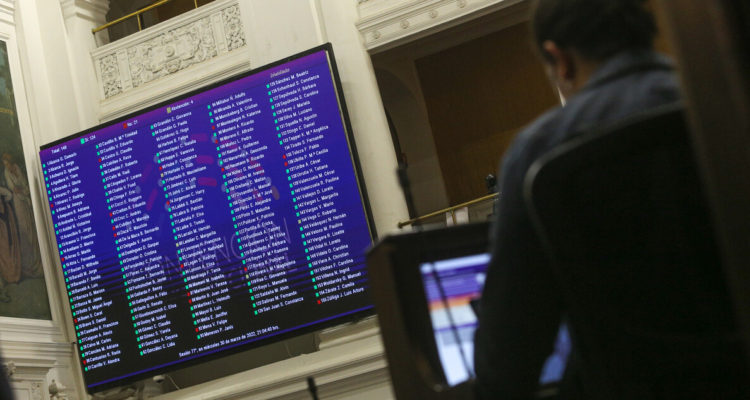 Comisión aprueba artículos sobre propiedad y expropiación: rechazó norma sobre propiedad indígena