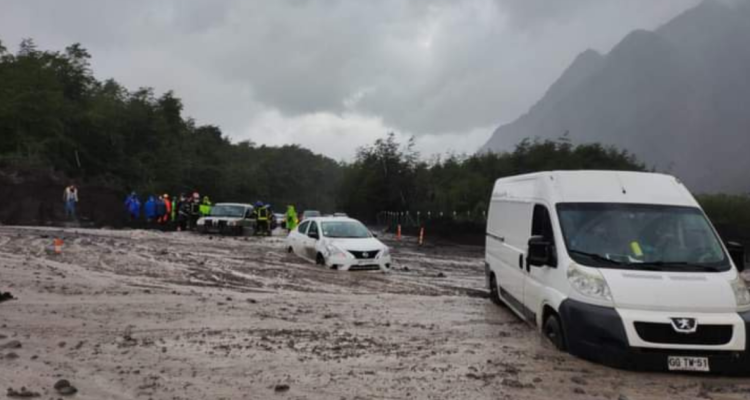 Deslizamiento de tierra entre Ensenada y Petrohué.