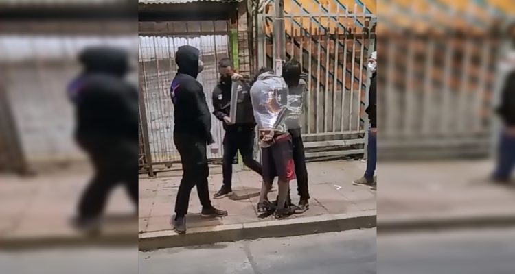 Dos delincuentes fueron amarrados a un poste tras detención ciudadana en Lampa