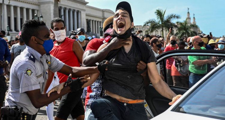 Policía cubana detiene a manifestante durante jornada del 11 de julio de 2021