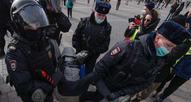 Al menos 3.500 detenidos en Rusia por protestas de hoy contra la guerra