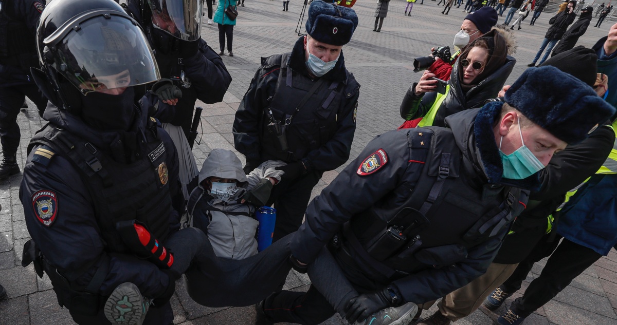 Al menos 3.500 detenidos en Rusia por protestas de hoy contra la guerra