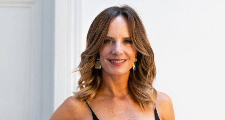 Diana Bolocco sonriendo a la cámara.