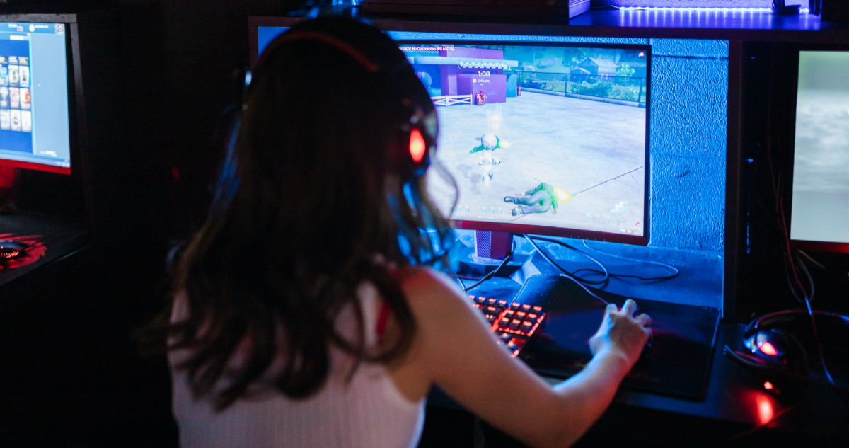 Mujer jugando en computador gamer