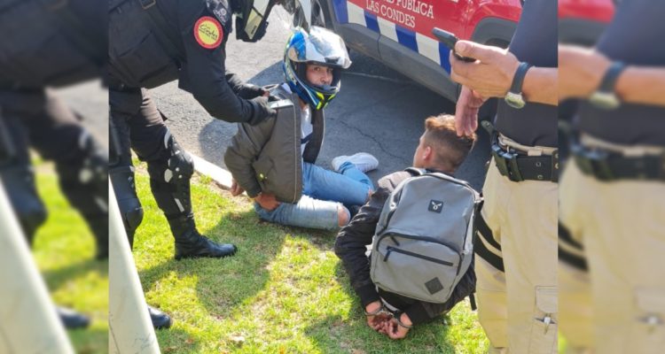 Dos detenidos en Las Condes tras amenazar con arma a patrulleros: se indaga si eran motochorros