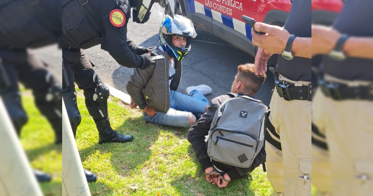 Dos detenidos en Las Condes tras amenazar con arma a patrulleros: se indaga si eran motochorros