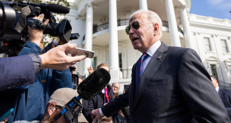 Más sanciones para Moscú: EEUU no descarta vetar importaciones de petróleo ruso