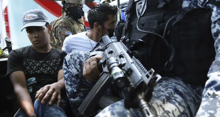 Hombres detenidos por la Policía salvadoreña, acusados de homicidio en las proximidades de un mercado en la capital, San Salvador.