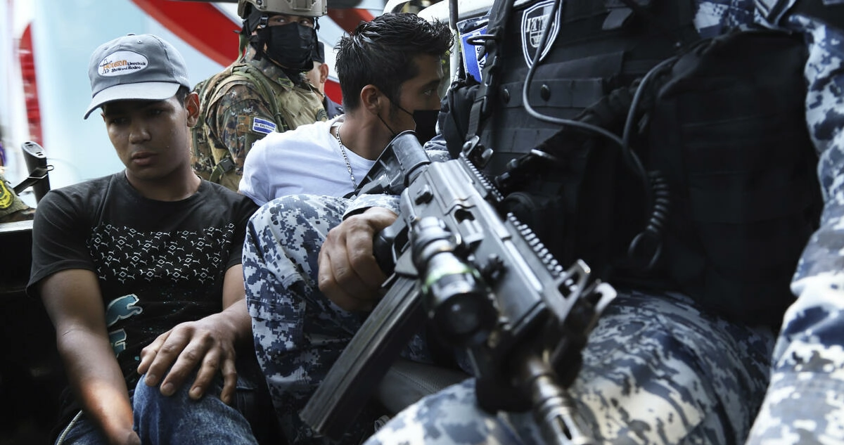 Hombres detenidos por la Policía salvadoreña, acusados de homicidio en las proximidades de un mercado en la capital, San Salvador.