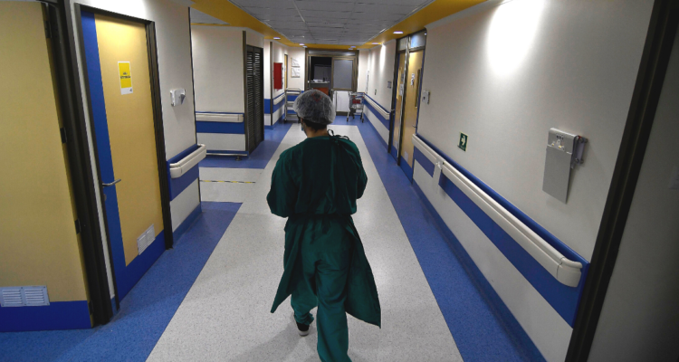 Encuentran muerta a paciente de 68 años en pasillo de Hospital de Valdivia: se presume una caída