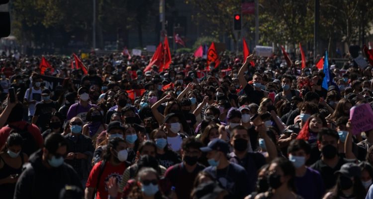 Estudiante resultó baleado por un carabinero durante marcha en Santiago