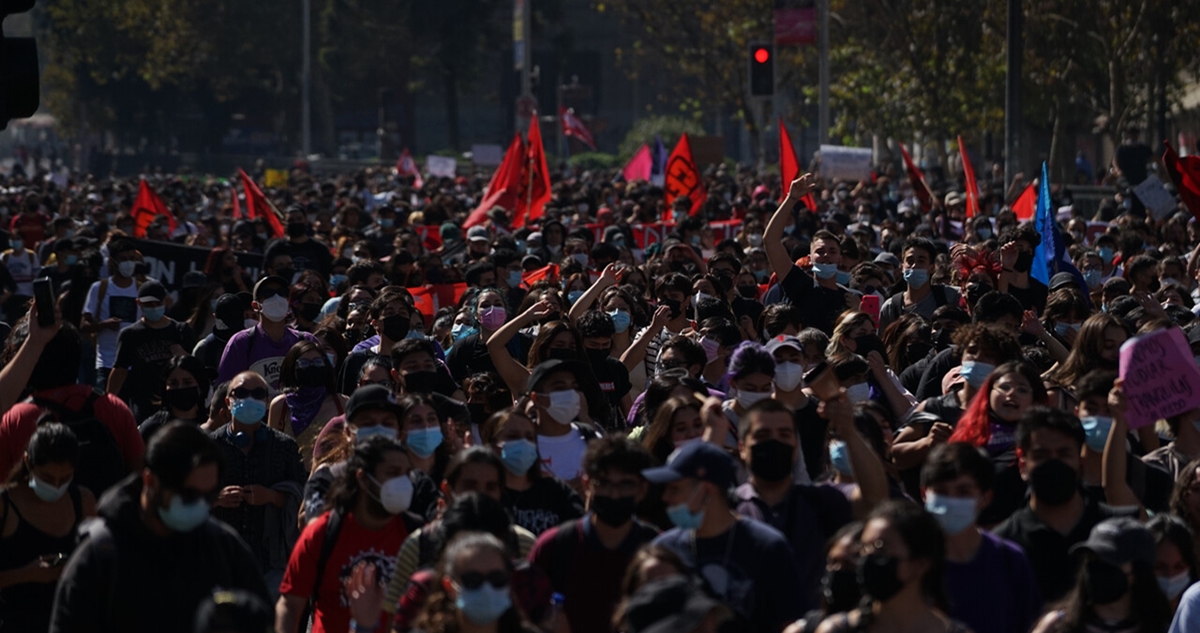 Estudiante resultó baleado por un carabinero durante marcha en Santiago