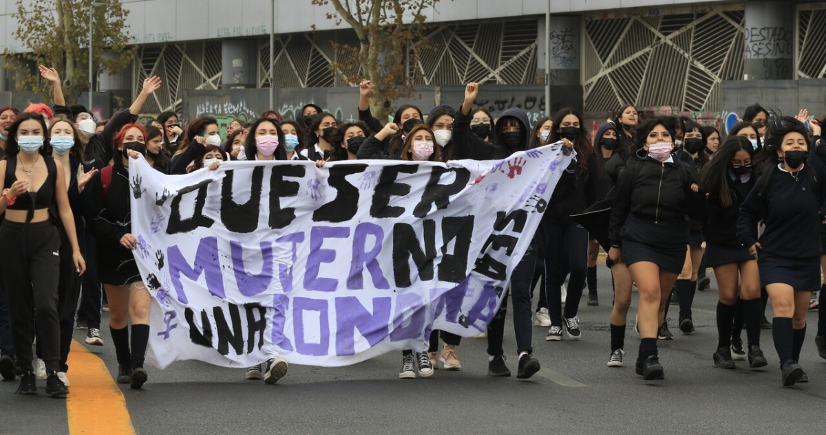 Estudiantes marchan por Santiago ante denuncias de acoso y abuso en colegios
