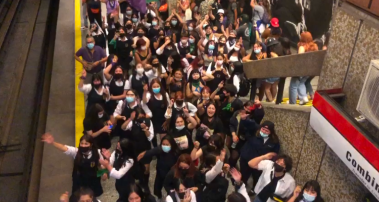 Secundarias protagonizan nueva evasión masiva en Baquedano durante el 8M