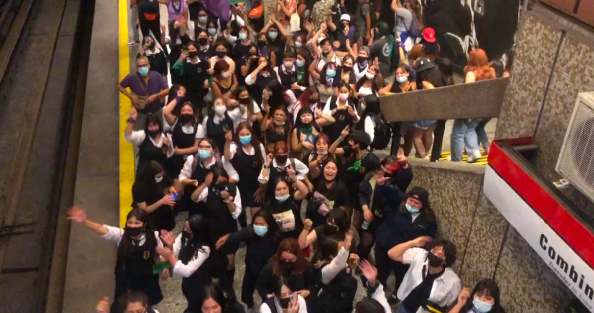 Secundarias protagonizan nueva evasión masiva en Baquedano durante el 8M