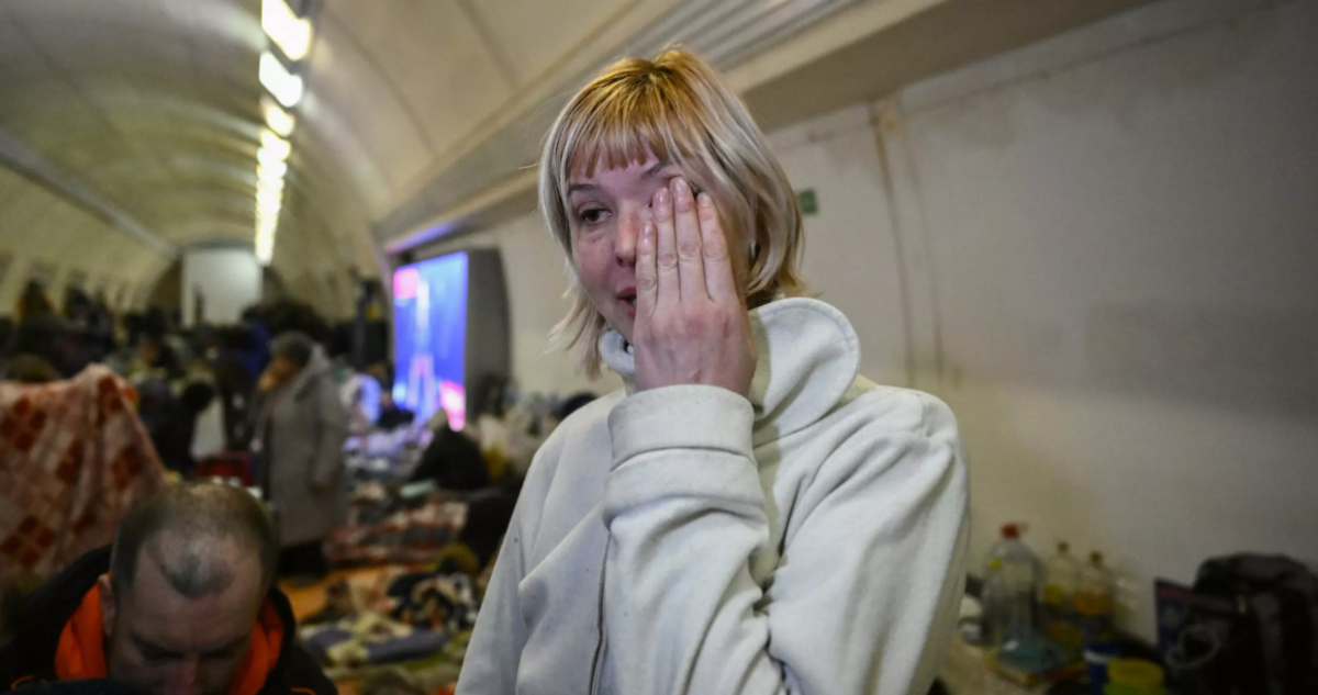Más de 15.000 personas se esconden de los bombardeos rusos en el metro de Kiev