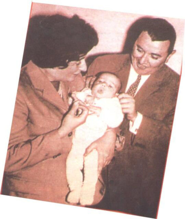 Fito Páez era un bebé cuando su madre murió de cáncer al hígado. Su abuela paterna se hizo cargo de la crianza.
