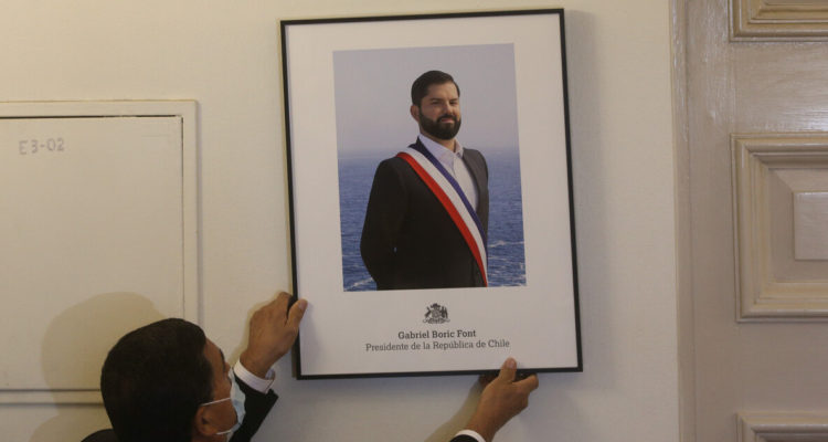 Con el mar de fondo: La foto oficial del presidente Gabriel Boric