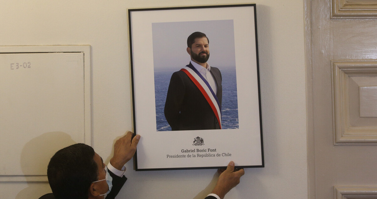 Con el mar de fondo: La foto oficial del presidente Gabriel Boric