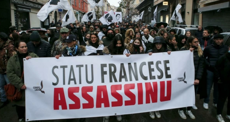 Manifestantes de la isla de Córcega acusando al estado francés de “asesino”.
