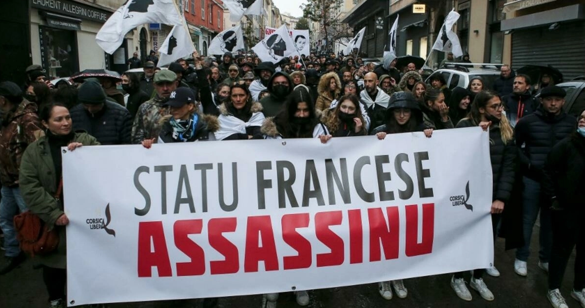 Manifestantes de la isla de Córcega acusando al estado francés de “asesino”.