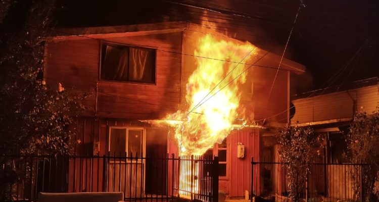 Incendio afectó a al menos 3 viviendas en población Petrohue de Valdivia
