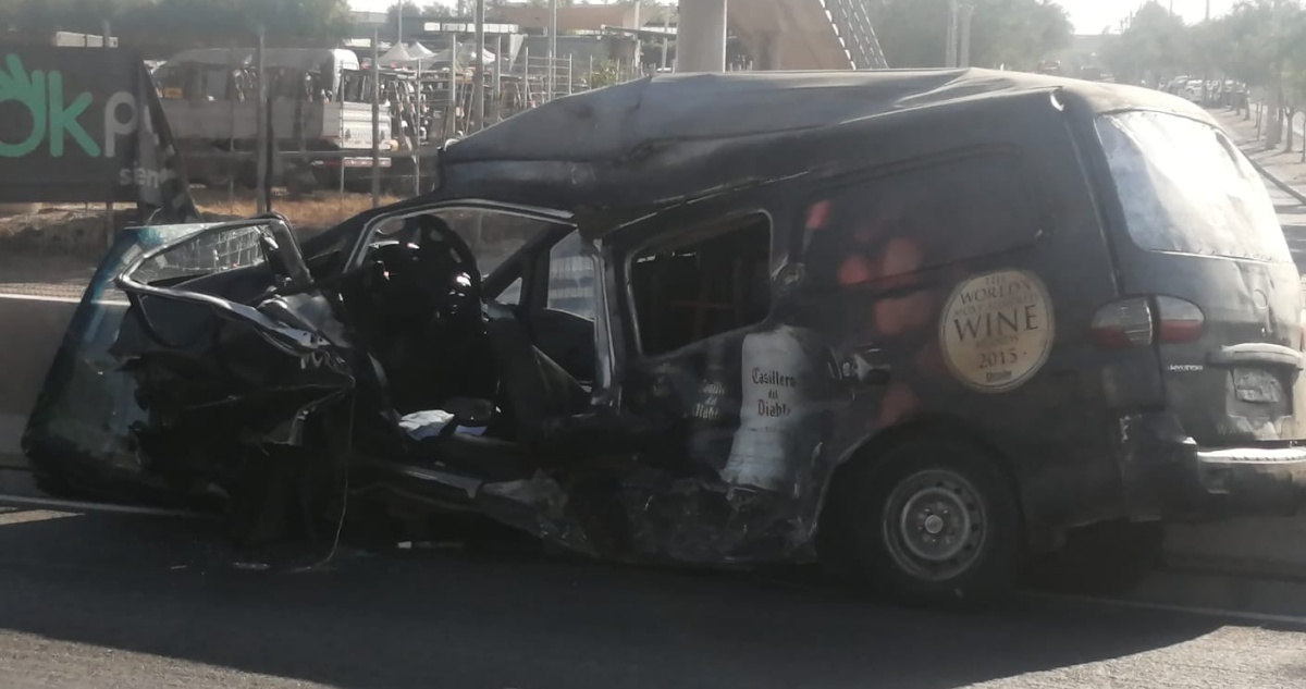Grave accidente múltiple en Vespucio Norte: un camión terminó al otro lado de la autopista