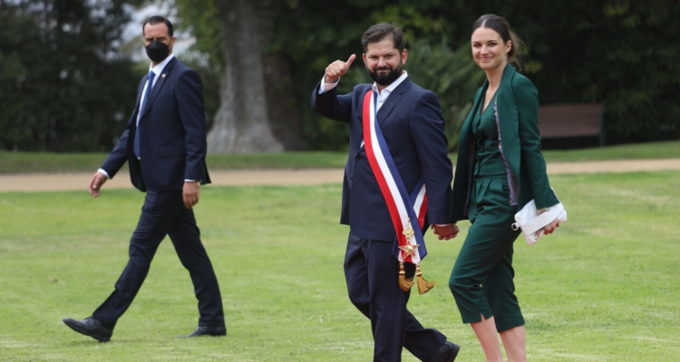 Boric se toma fotografía oficial