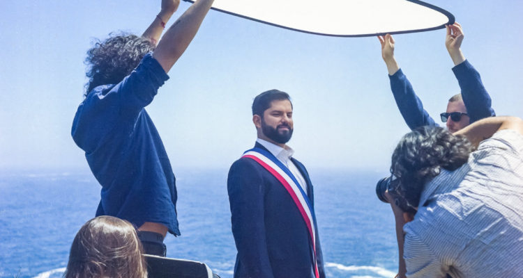El Presidente Gabriel Boric posando para la fotografía oficial.