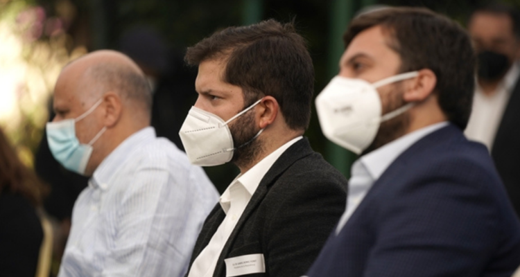 gabriel boric y encuentro con gabiente y parlamentarios oficialiastas