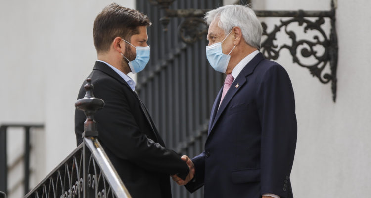 El Presidente Gabriel Boric reunido con Sebastián Piñera en La Moneda.