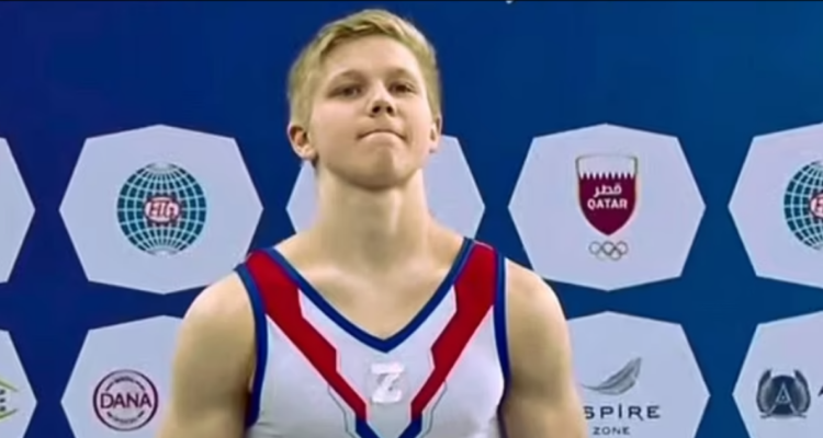 Gimnasta ruso llevando la Z en su uniforme