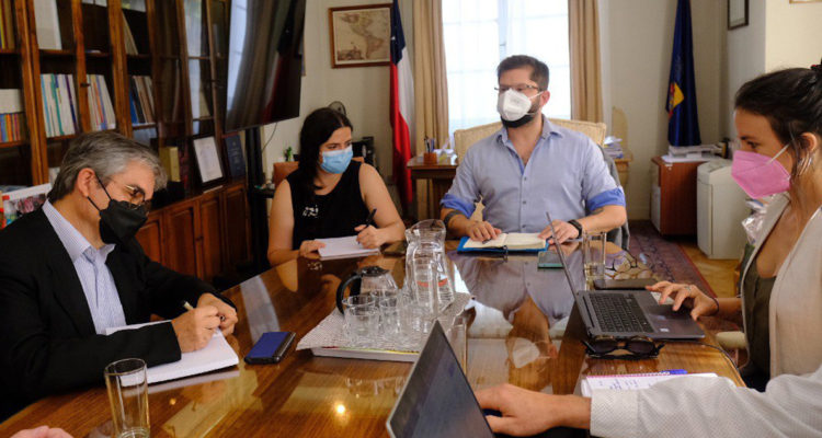 Gobierno de Boric planea cambios en cargos públicos para “despejar” camino a su programa