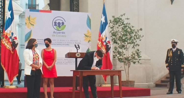 Gabriel Boric firma Acuerdo de Escazú