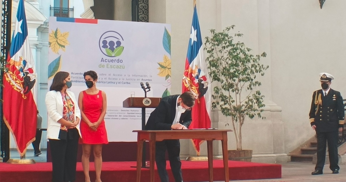 Gabriel Boric firma Acuerdo de Escazú