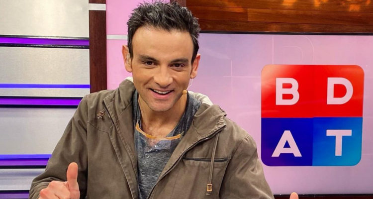 El periodista Gonzalo Ramírez sonríe mientras levanta sus pulgares en señal de aprobación mientras está en el estudio de Buenos Días a Todos. El profesional acabó contagiándose de covid-19.