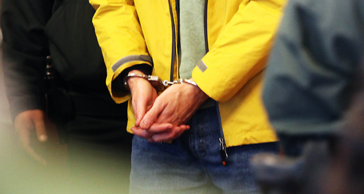 Hombre esposado. Cañete: Hombre abusó de hija de su pareja cuando mujer se hospitalizó para dar a luz a hija en común