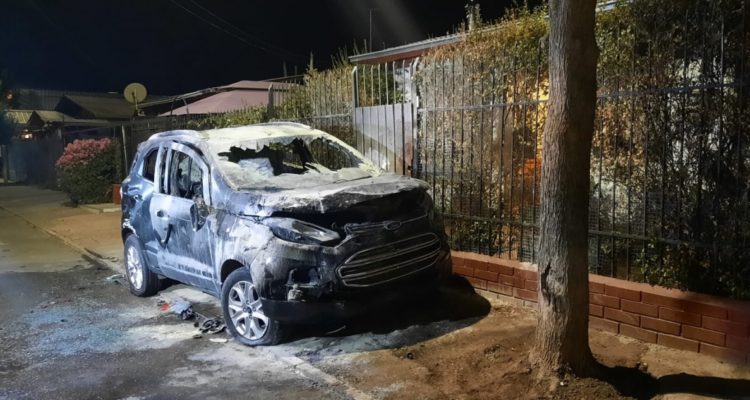 Hombre quemó el auto de su pareja e intentó acuchillar a carabinero en Puente Alto: terminó baleado