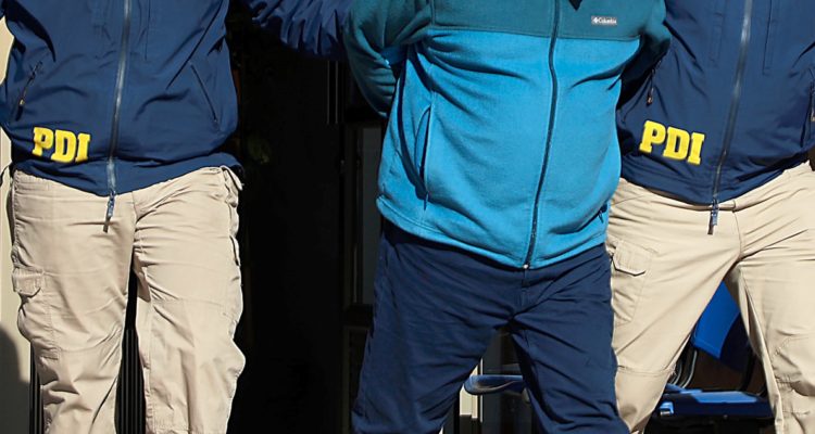 Foto contexto detención luego que Corte Suprema ordenara indemnizar a hombre al que suplantaron su identidad