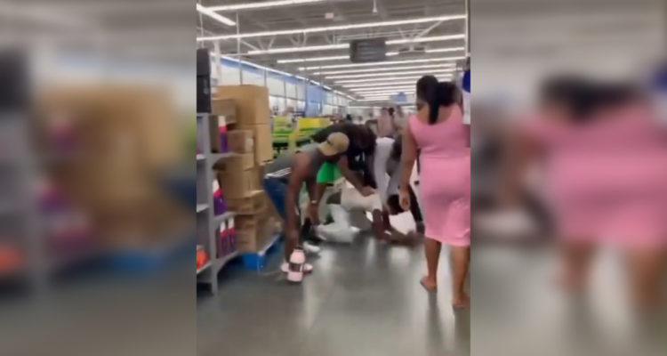 Hombre intenta violar a mujer en medio de un supermercado en EEUU clientes lo detuvieron