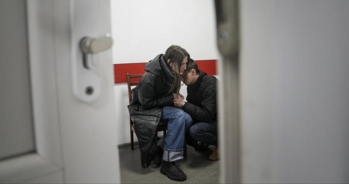 Padres llorando a su bebé en Ucrania