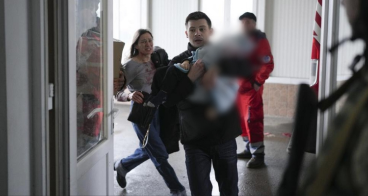 Padres llegan con su bebé ade 18 meses