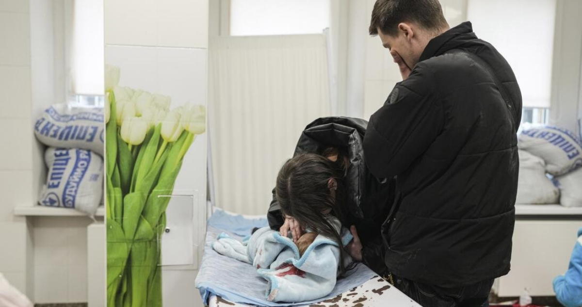 Padres llorando a su bebé en Ucrania