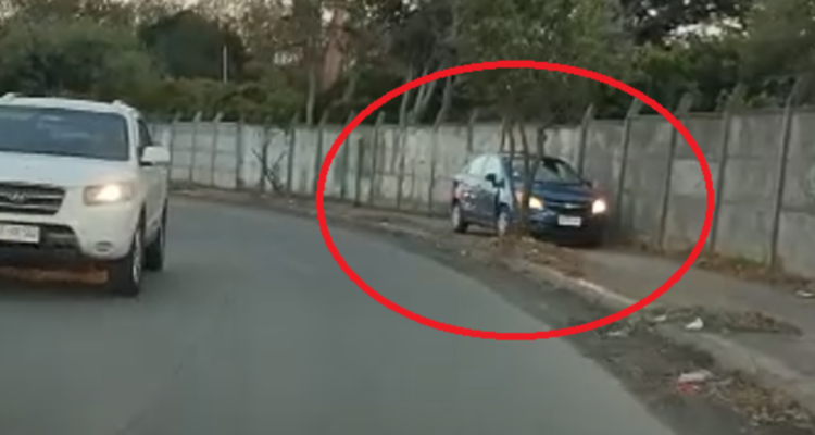 Conductor se sube a vereda en sentido contrario a tacos en Boca Sur.