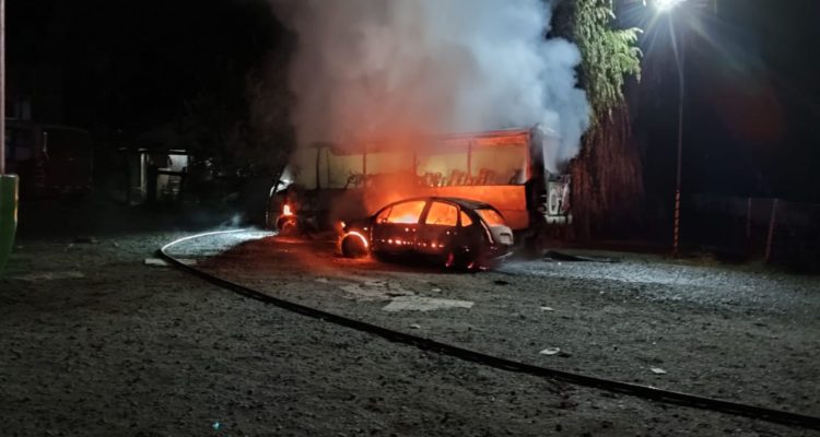 Incendio destruyó un microbús y dos vehículos en Machalí