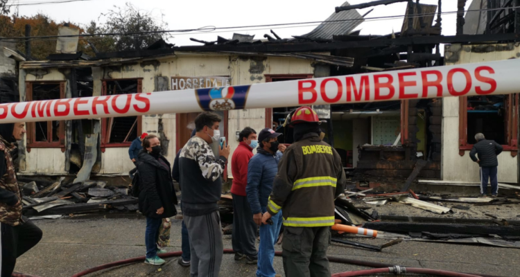 En coma inducido y con quemaduras internas está herido durante incendio a casona de Valdivia.
